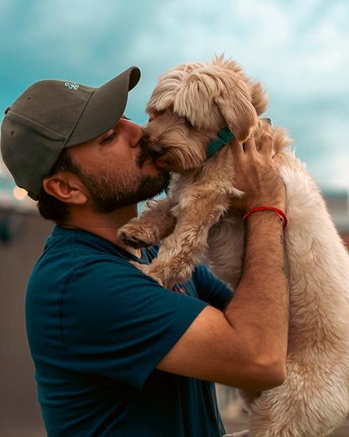 Fotografía emocional de hombre abrazando a su mascota