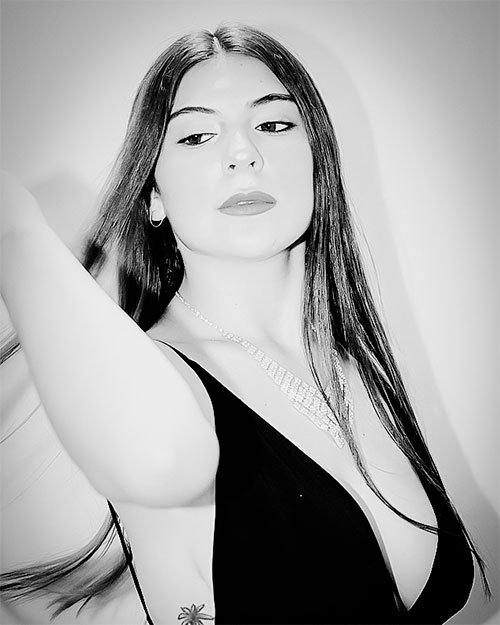 Retrato artístico femenino en blanco y negro estilo editorial
