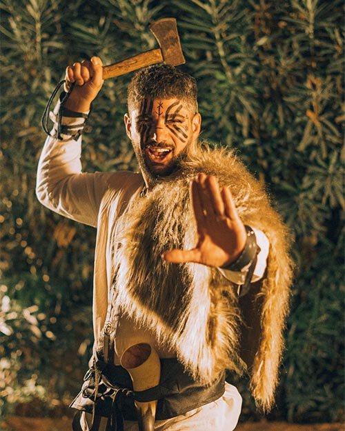 Sesión fotográfica artística masculina estilo vikingo con iluminación cálida