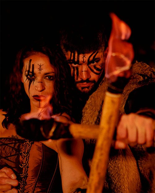 Fotografía artística de pareja estilo vikingo con estética cinematográfica